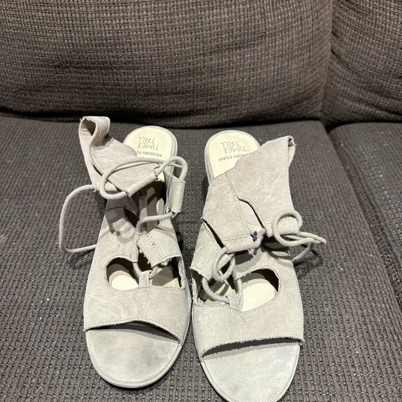 Time and Tru Tan Heels 9.5 - Picture 2 of 3